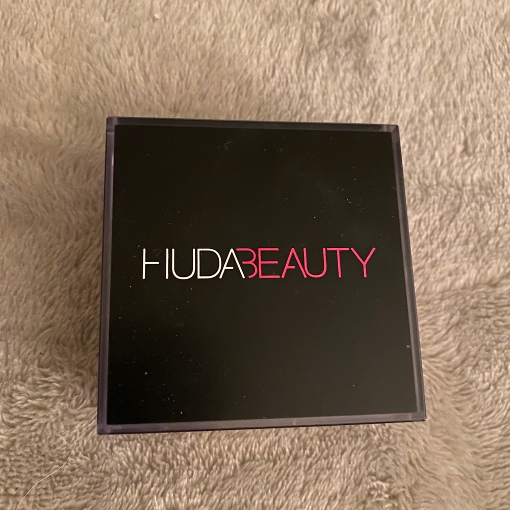 Huda Beauty Easy Bake Loose Powder Banana Bread - Picture 3 of 4